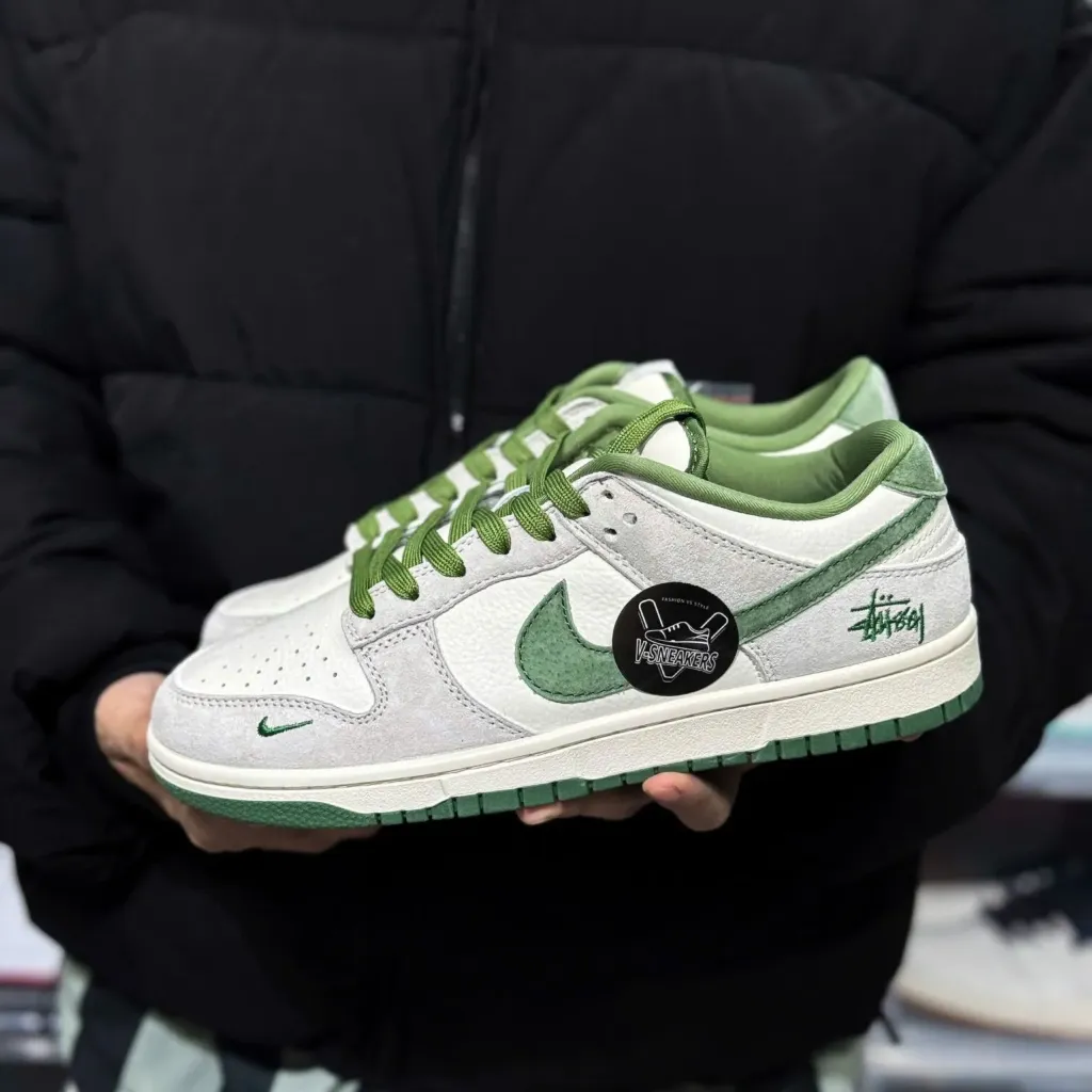 SB DUNK STUSSY S WHITE GREEN KEYCHAIN (EU 40)