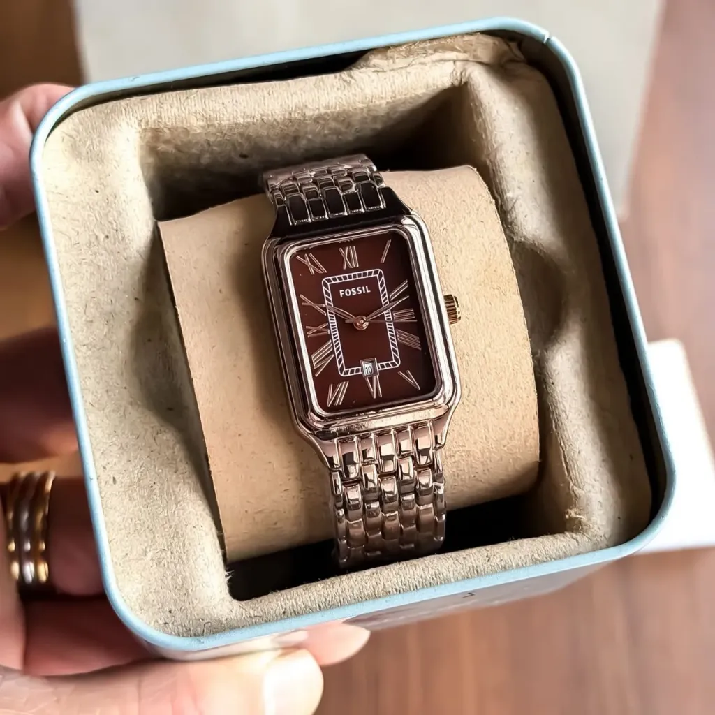 RAQUEL – TIMELESS RECTANGULAR ELEGANCE